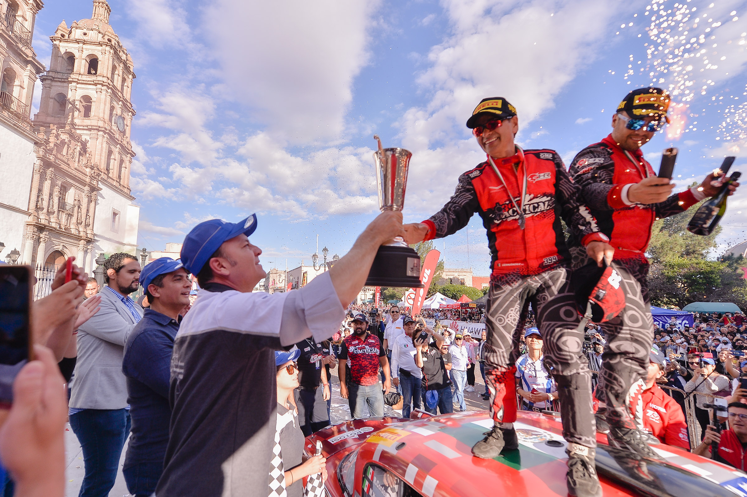 Recibe Esteban a los ganadores de la Carrera Panamericana