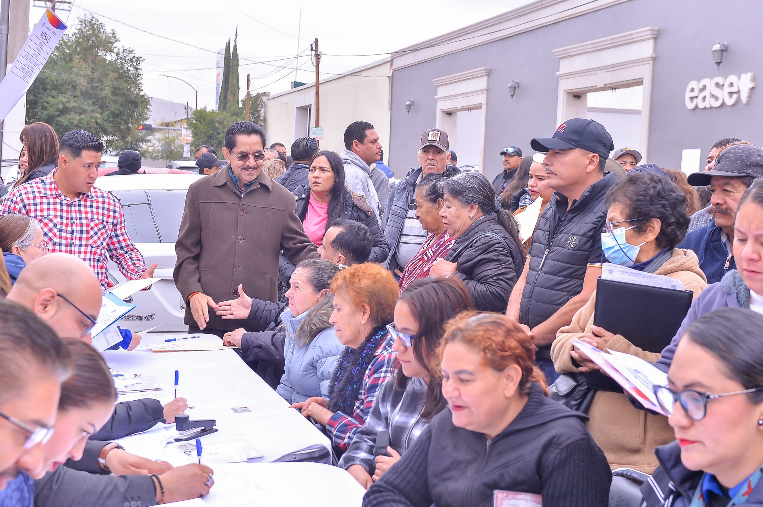 Gobierno de Esteban mantiene el trabajo y entrega 358 Títulos de ...